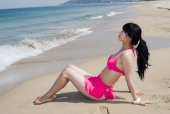 해변가에 비키니 여성이 앉아있는 모습 템플릿
