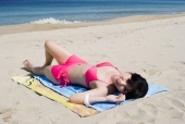 해변가에 누워있는 비키니 여성 템플릿