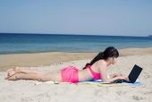 해변가에서 컴퓨터하는 비키니 여성 템플릿