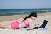 해변가에서 컴퓨터하는 비키니 여성 템플릿