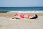 해변가에 누워있는 비키니 여성 템플릿
