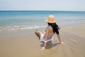 해변가에 비키니 여성이 앉아있는 모습 템플릿