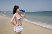 해변가에 비키니 여성이 음료수 마시는 모습 템플릿