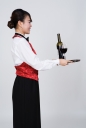 와인잔과 와인병을 들고 있는 여성 바텐더 템플릿